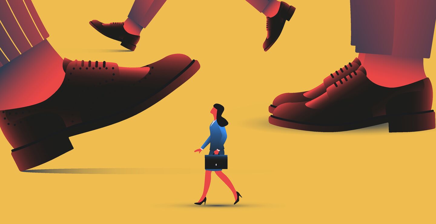 En liten kvinne går mellom enorme menn