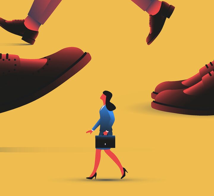 En liten kvinne går mellom enorme menn