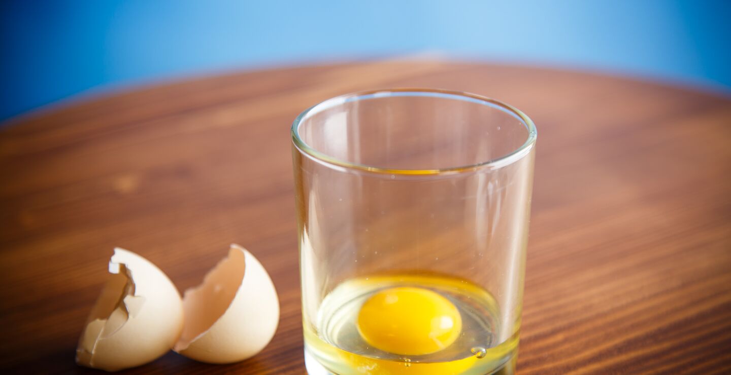 Et glass med rå egg.