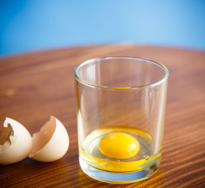 Et glass med rå egg.