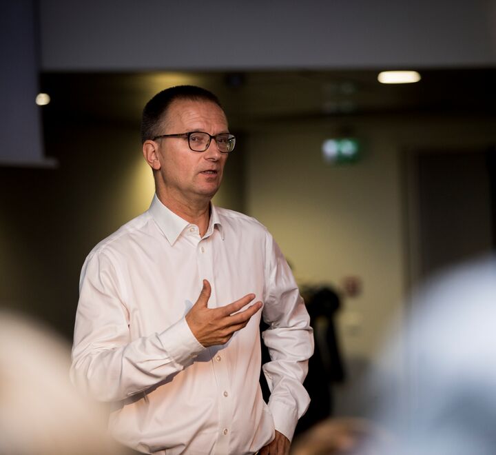 Plutselig stoppet han opp, så på meg og sa «Øyvind. Du er en utro lytter.» (Bildet av Øyvind Kvalnes i en forelesningssituasjon.)