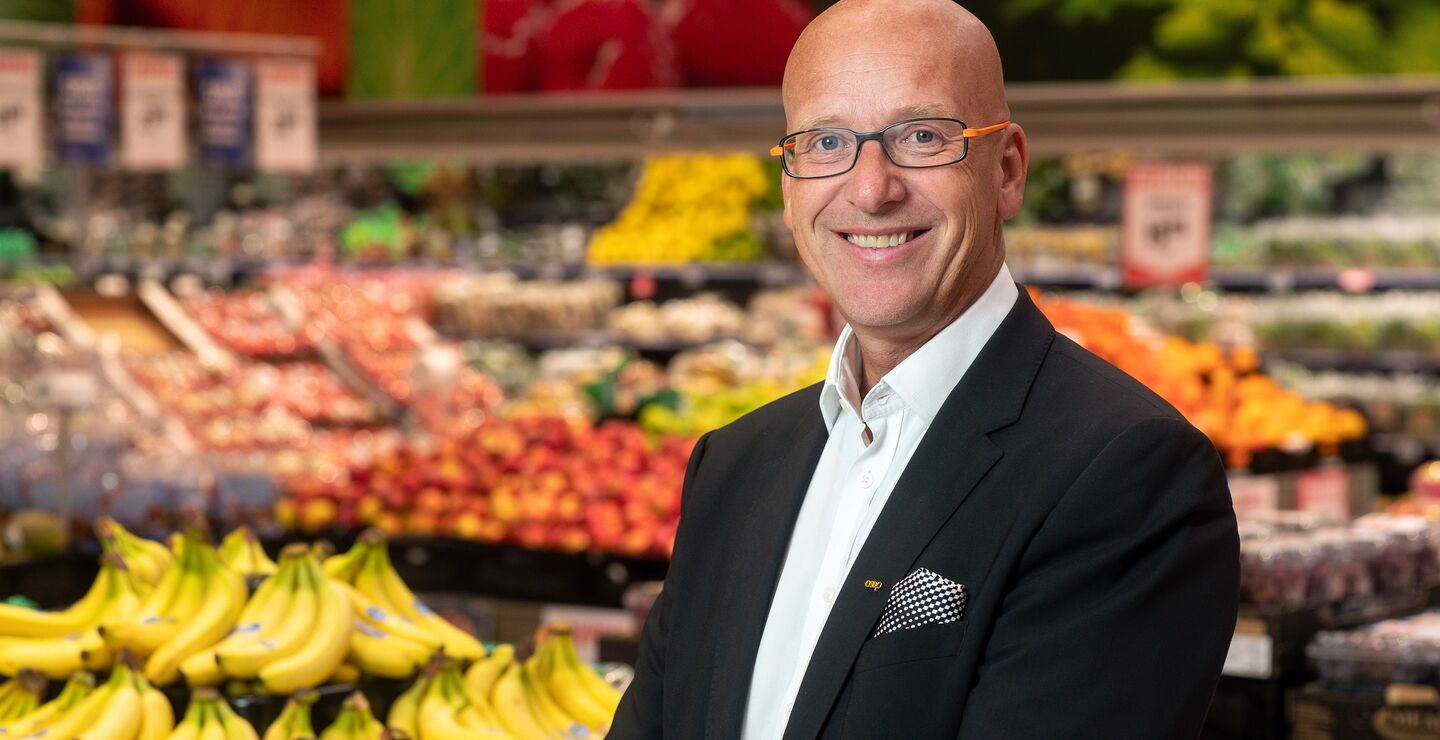 Selv om dette forslaget ikke vil få øredøvende tilslutning fra Coop sine styrer og ledelse er det dog godt å få uttrykt noen kritiske tanker rundt dette, skriver Frode Solberg. (Bildet viser konserndirektør, Geir Inge Stokke. Foto av: Andreas Fadum, Coop.)