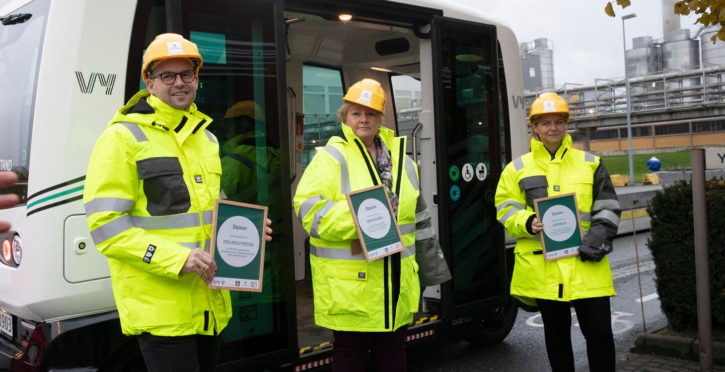 Det er flere begrunnelser for statlig eierskap. Den viktigste begrunnelsen for det statlige eierskapet historisk sett, har vært å sikre et nasjonalt eierskap. Bildet viser statsminister Erna Solberg på Equinor Herøya der hun og statsrådene Kjell Ingolf Ropstad og Guri Melby tester en selvkjørende buss på Herøya. (Foto: Terje Bendiksby / NTB)