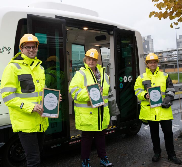 Det er flere begrunnelser for statlig eierskap. Den viktigste begrunnelsen for det statlige eierskapet historisk sett, har vært å sikre et nasjonalt eierskap. Bildet viser statsminister Erna Solberg på Equinor Herøya der hun og statsrådene Kjell Ingolf Ropstad og Guri Melby tester en selvkjørende buss på Herøya. (Foto: Terje Bendiksby / NTB)