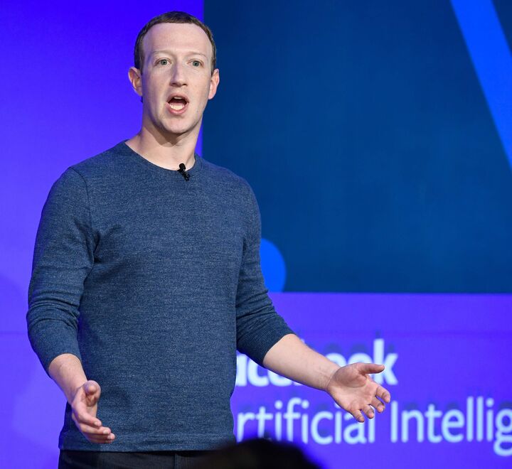 Abelia etterlyser flere «norske Mark Zuckerberg». Er han virkelig en attraktiv rollemodell? spør Nina Witoszek og Atle Midttun. Bildet er fra en pressekonferanse i Paris i mai 2018. (Foto: BERTRAND GUAY / AFP.