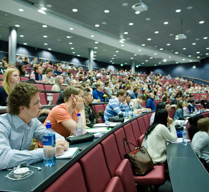 Studenter i auditorium
