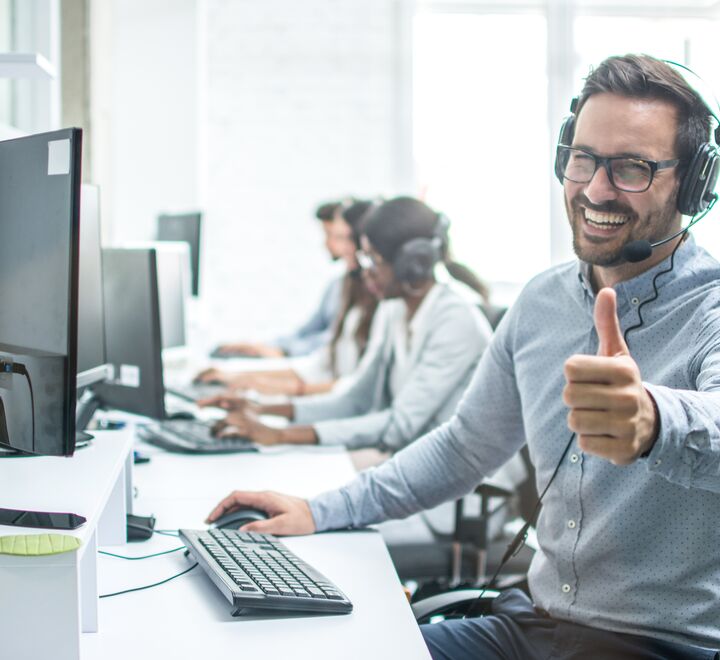 – Vi ser stadig nye eksempler på smidige, åpne og selvorganiserte virksomheter. Det er ikke bare snakk om små, lekne gründerbedrifter lenger, sier Vegard Kolbjørnsrud. (illustrasjonsbilde av positiv mann i et kontorlandskap).