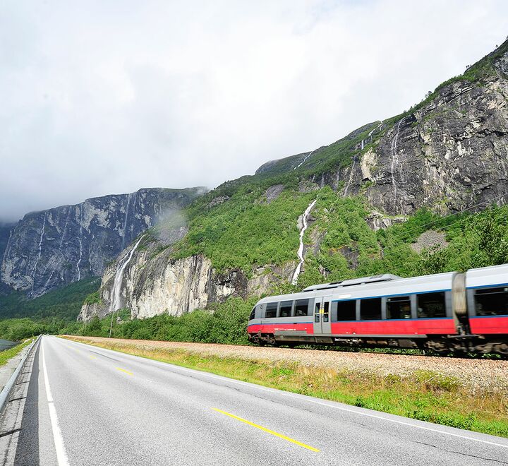 Bilde av Raumabanen med fjell