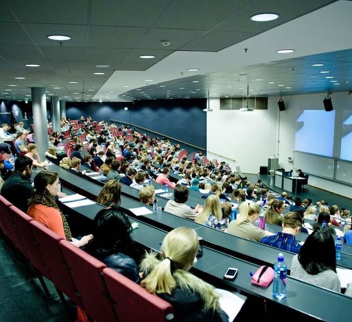 Auditorium fullt av studenter