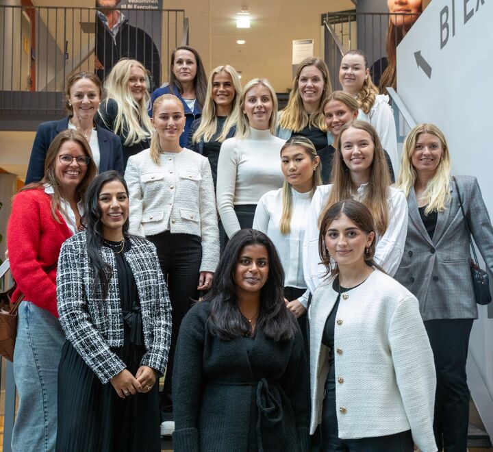 Gruppebilde av kvinner som studerer finans