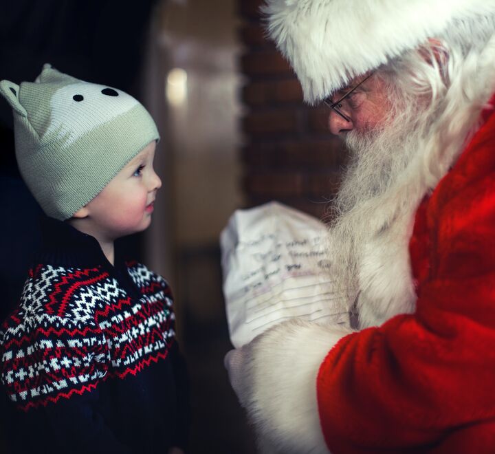 Troen på Julenissen sitter sterkt i oss alle og ikke bare ho sdenne gutten vi ser på bildet med julenissen, mener Jan Ketil Arnulf. (Foto:  Mike Arney on Unsplash)