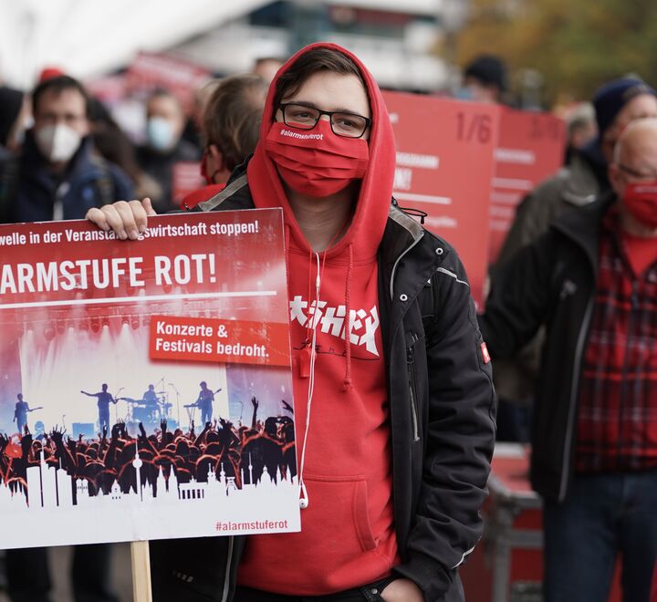 Tvang kan føre til motmakt, som vi ser i demonstrasjoner i blant annet Tyskland, skriver artikkelforfatterne. Bildet viser demonstrasjoner i Berlin 28. oktober 2020. (Foto: Jörg Carstensen, DPA).