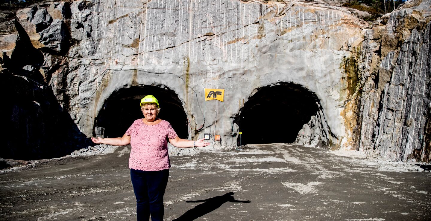  Statsminister Erna Solberg får en orientering fra Nye Veier under besøket på anleggsområdet på E39 vest for Kristiansand. 