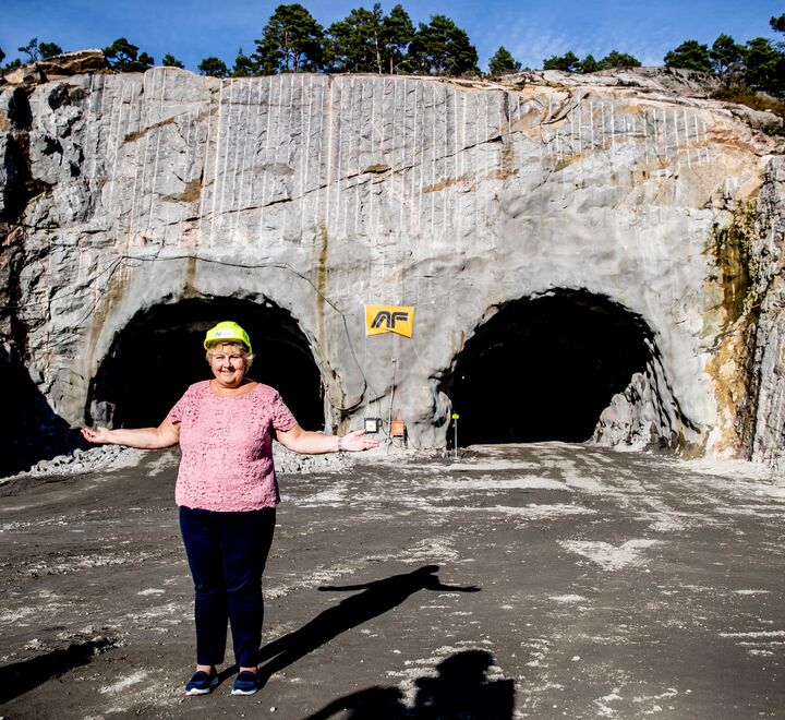  Statsminister Erna Solberg får en orientering fra Nye Veier under besøket på anleggsområdet på E39 vest for Kristiansand. 