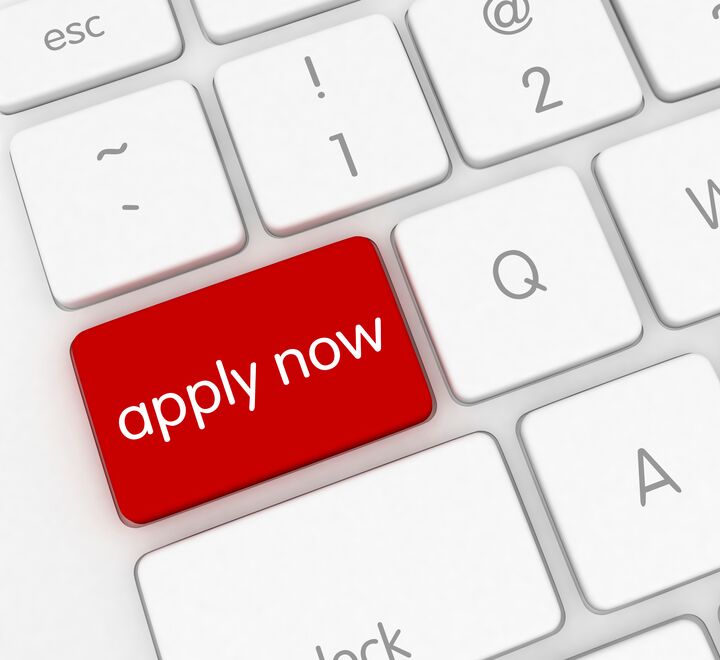 Rød knapp med teksten "apply now"