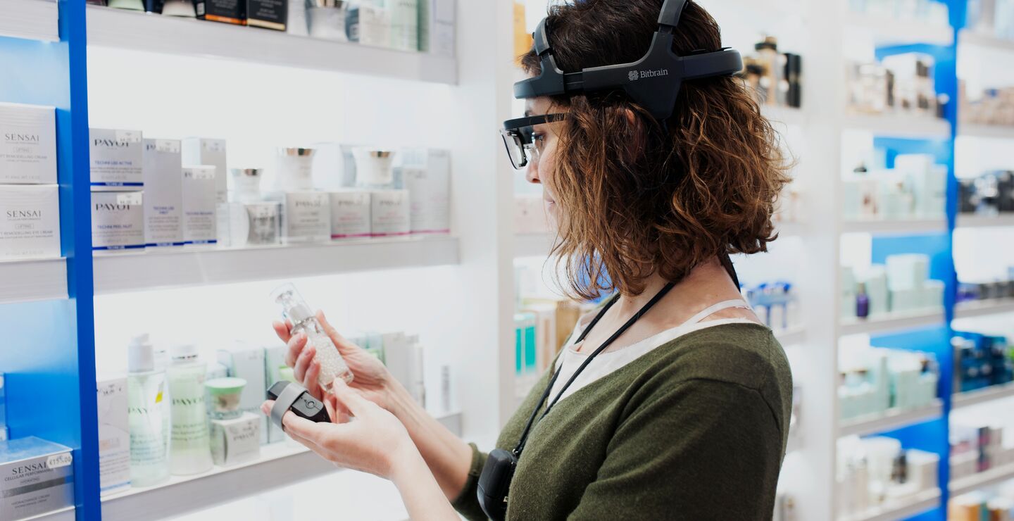 Headset kan måle øyebevelgelser og hjerneaktivitet