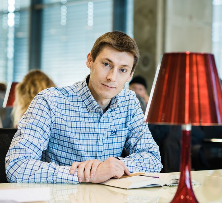 PhD student in the library at Campus Oslo