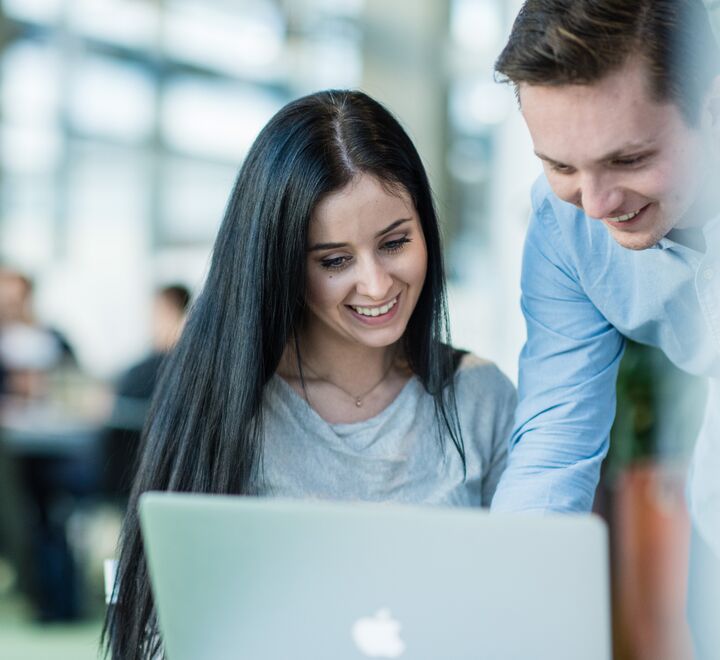 To studenter som ser ned på en pc-skjerm