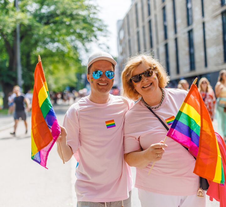 Karen Spens og en annen deltager fra BI som er med i Pride-toget