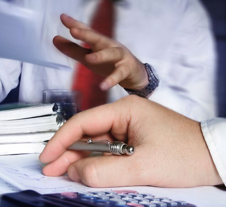 Nærbilde av engasjerte hender i et møte.