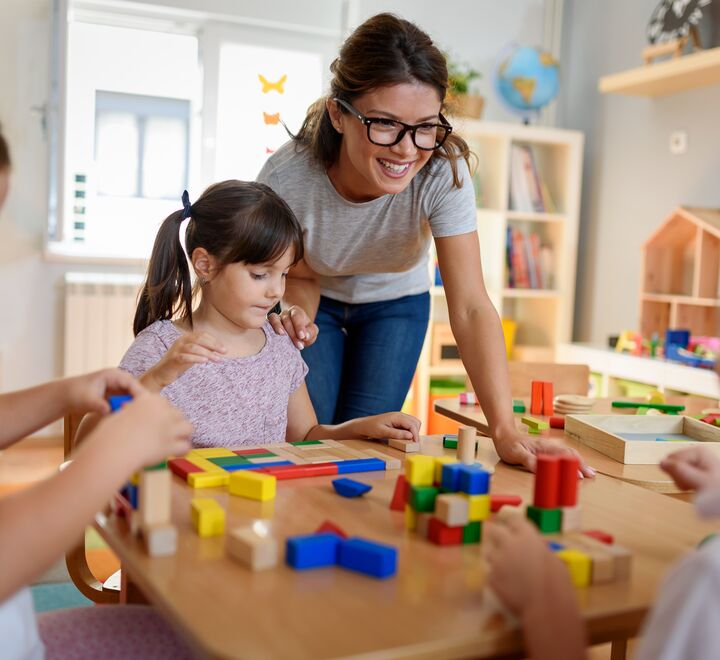 Det jobber for eksempel svært få menn i norske barnehager, men de som gjør det, er påfallende ofte ledere, skriver artikkelforfatteren. 