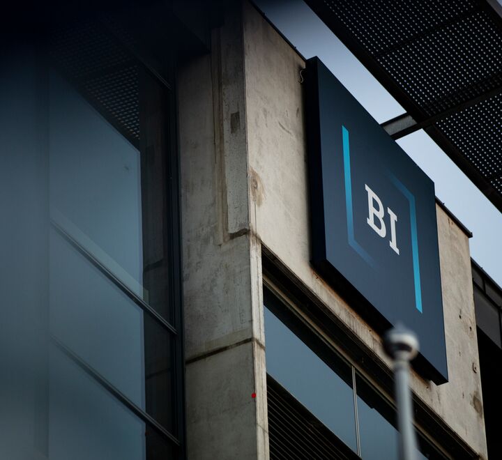 Studenter som går ved hovedinngangen