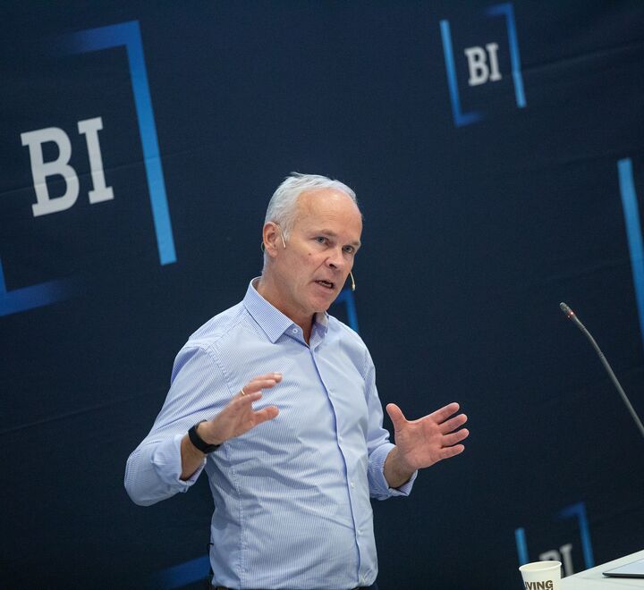 Faglig har geopolitiske utviklingstrekk og spørsmålet om plasseringen av Oljefondet knapt noe til felles, skriver artikkelforfatterne om utredningsarbeidet Jan Tore Sanner (bildet) igangsatte rett før valget. 