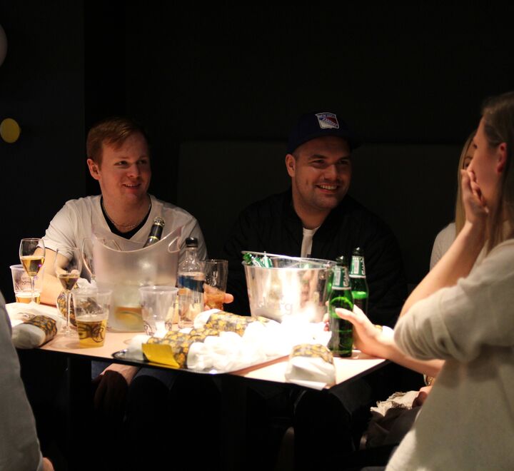 Studenter samlet rundt et bord