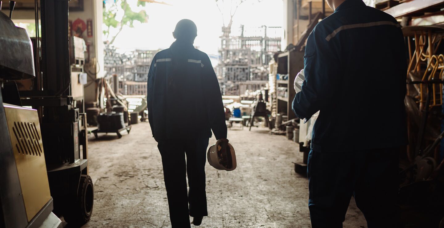 Industriarbeidere som slutter i jobben