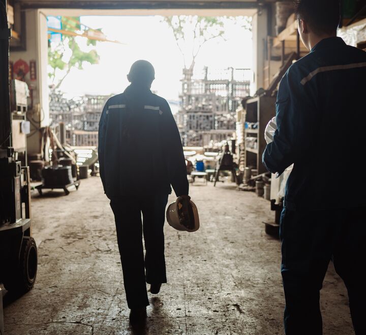 Industriarbeidere som slutter i jobben