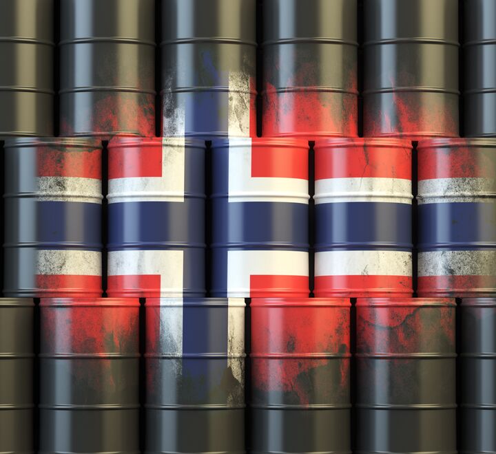 Illustrasjonsbilde: Stabel med oljetønner med det norske flagget sprayet på
