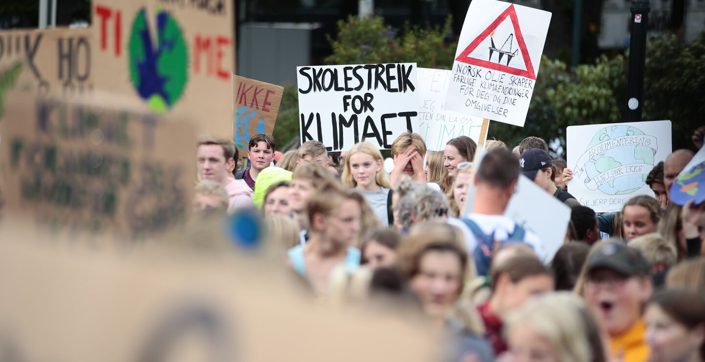 Skoleelever har klimastreik foran Stortinget i Oslo i 2019  (Foto: Håkon Mosvold Larsen, NTB).