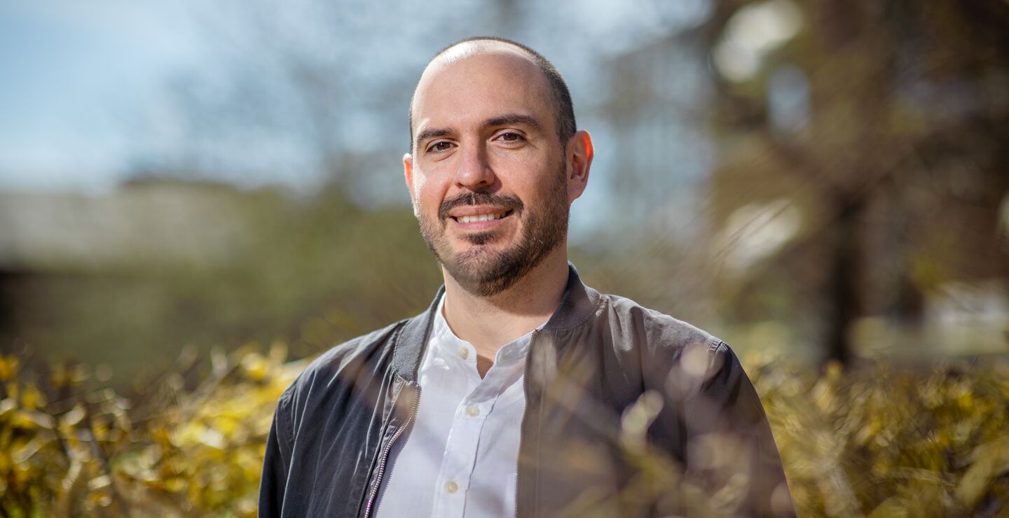 Carlos Velasco sitting by the river in Nydalen