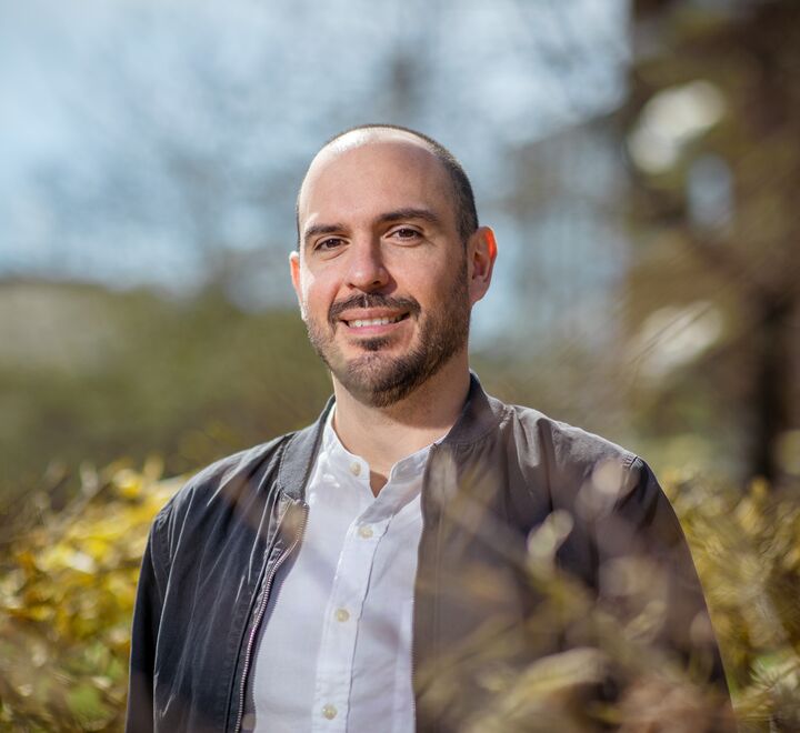 Carlos Velasco sitting by the river in Nydalen