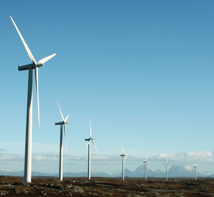Vi ønsker vindkraft, men ikke vindturbiner. Hva gjør vi?, spør Erling Røed Larsen (illustrasjonfoto av vindturbiner).