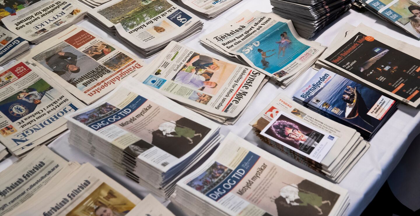 Forretningsmodellen til lokalavisene, som legger vekt på brukerbetaling, settes på ekstrem prøve», skriver Ragnhild Kr. Olsen. (Foto av lokalaviser: Berit Roald / NTB scanpix)