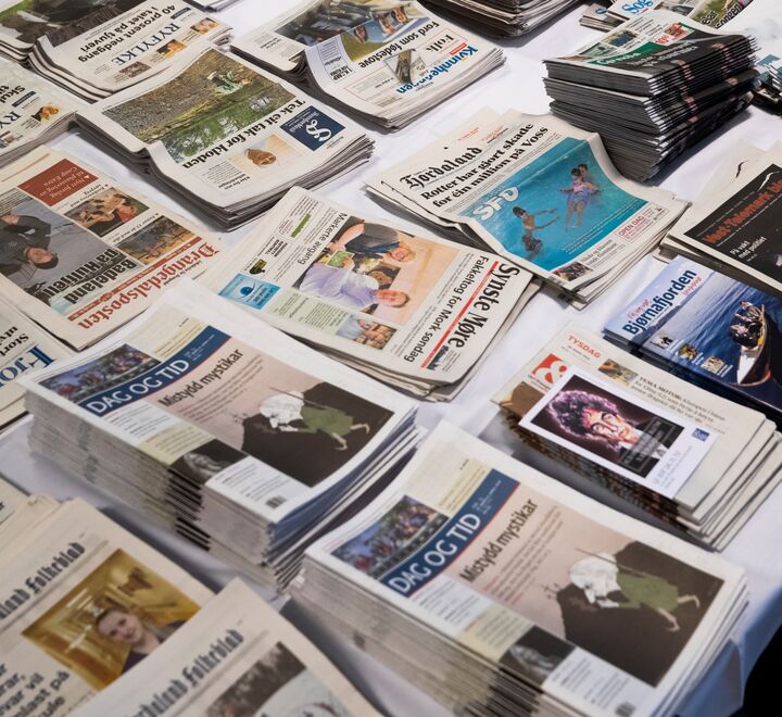 Forretningsmodellen til lokalavisene, som legger vekt på brukerbetaling, settes på ekstrem prøve», skriver Ragnhild Kr. Olsen. (Foto av lokalaviser: Berit Roald / NTB scanpix)