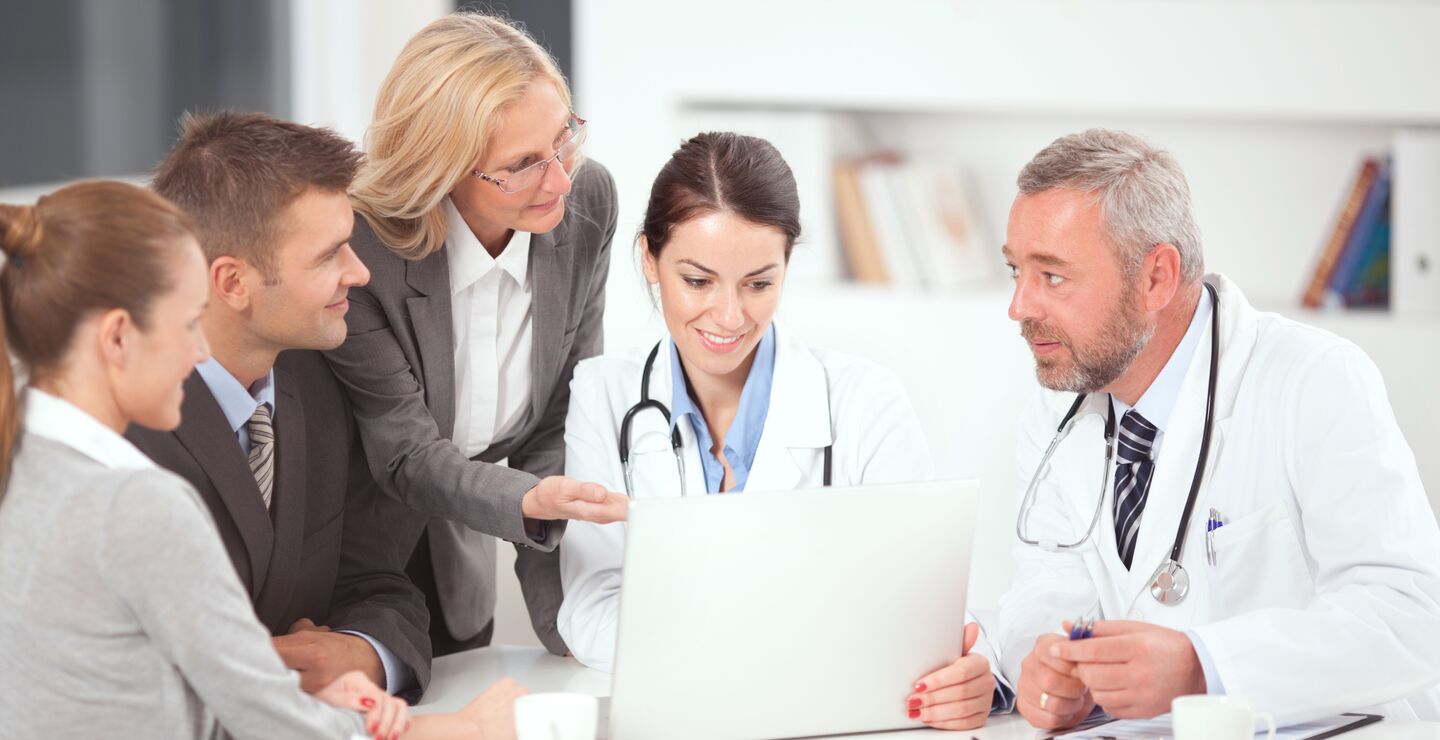 Høyt engasjerte ansatte kan omforme sin arbeidssituasjon slik at de presterer bedre i jobben (illustrasjonsfoto av engasjerte ansatte).