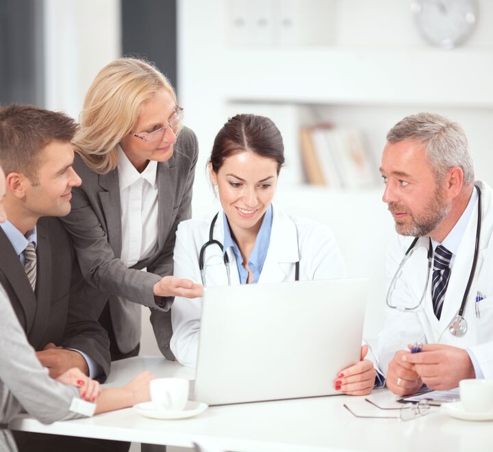 Samarbeid må ikke bli et mål i seg selv, men må handle om å skape resultater, skriver Bjørn Erik Mørk (illustrasjonsfoto av fagpersoner som snakker sammen).