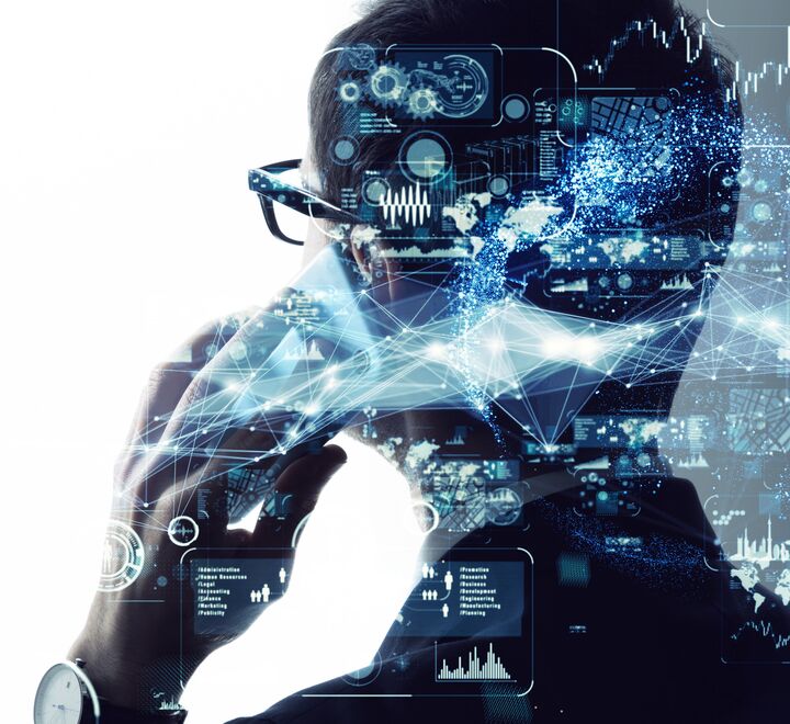 En mann som snakker i telefonen