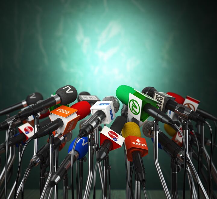 Bilde av mange mikrofoner fra forskjellige nyhetskanaler