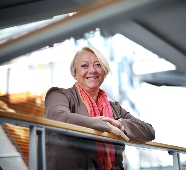 Professor Ragnhild Kvålshaugen (bildet) belyser hva som kreves av ledere for å skape produktivt samarbeid på tvers organisasjonsgrenser.