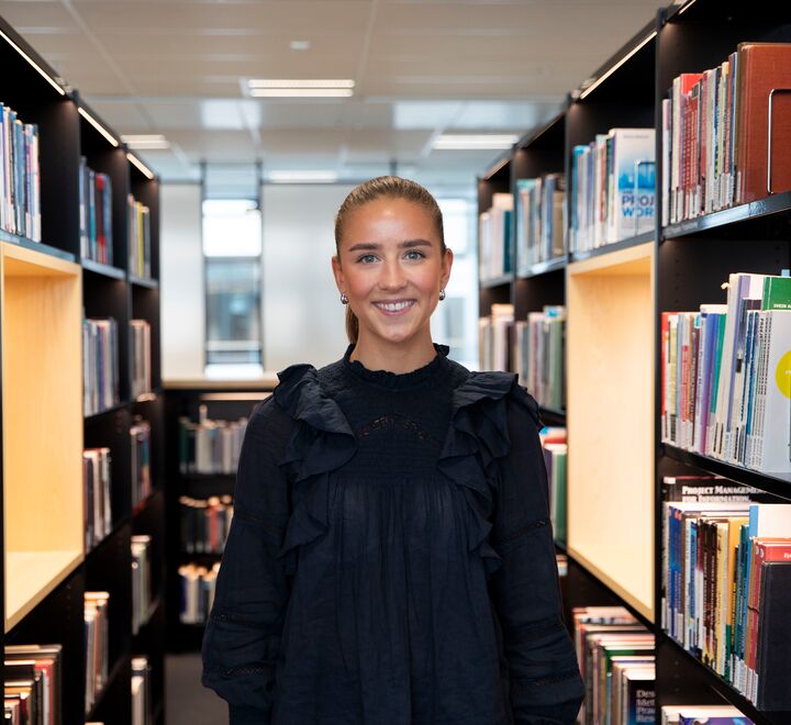 Portrett av Christina på et bibliotek