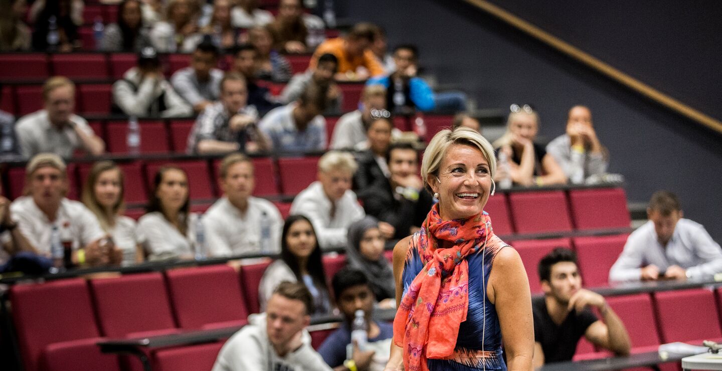 Ron&aelig;s Nina som holder foredrag p&aring; BI