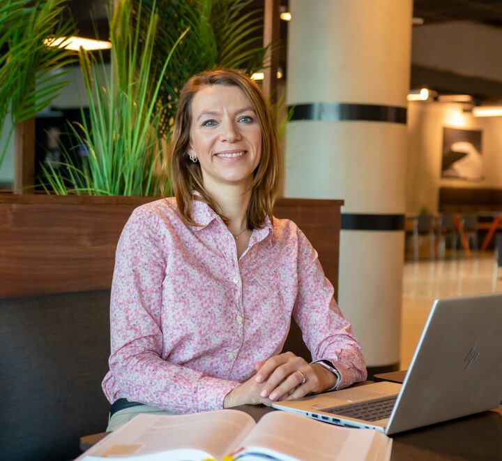 Åse som sitter ved et bord