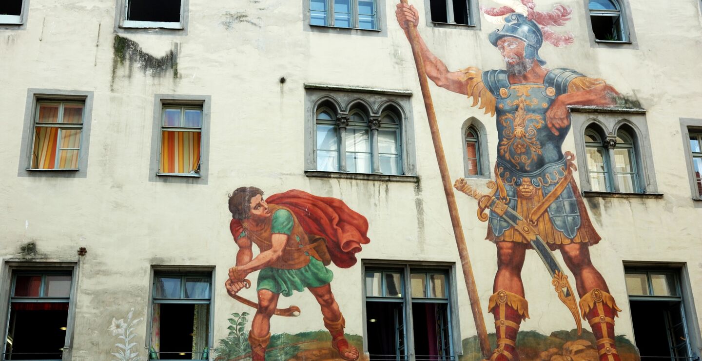 Den store stat mot det lille individ. David & Goliat illustrasjon.