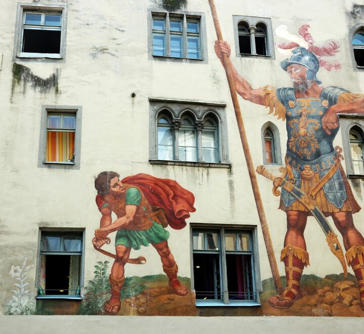 Den store stat mot det lille individ. David & Goliat illustrasjon.