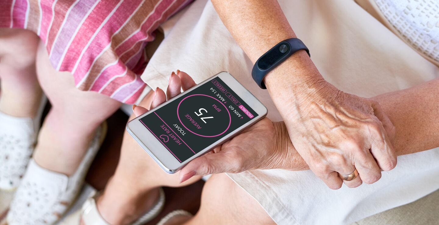 Thomas Hoholm ved BI mener vi sårt trenger ledere som er grunnleggende nysgjerrige på våre nye problemer, og som visjonært våger å utforske nye løsninger i praksis. (Illustrasjonsbilde av en eldre dame som kontrollerer pulsen med en smarttelefon.)