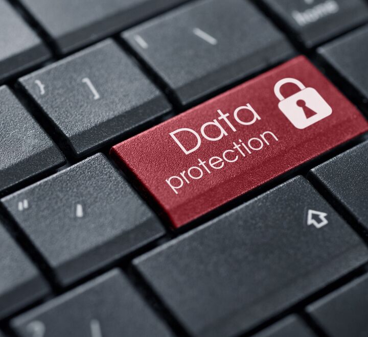 Rød knapp på tastatur med skriften Data protection