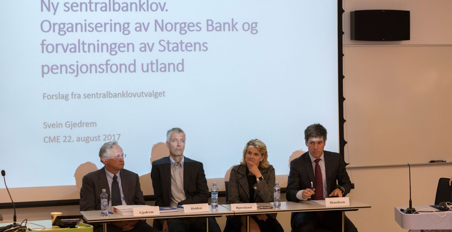 Bilde av Svein Gjerdrem, Hilde Bjørnland og Espen Henriksen på Handelshøyskolen BI.